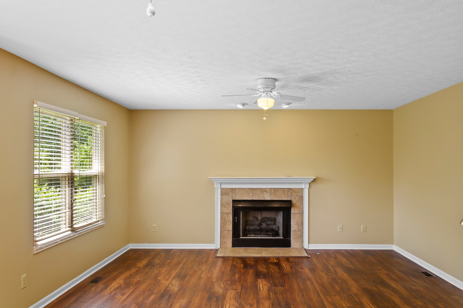 Building Photo - 1637 Cantebury Ln