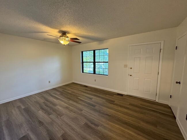 Building Photo - Black Mountain - Newly Renovated 3 Bedroom