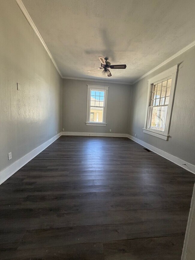 Building Photo - Deposit Special! Section 8 Voucher Approved