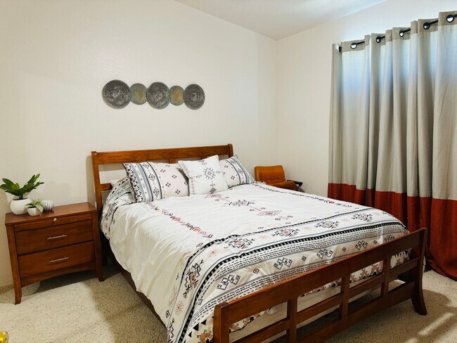 Building Photo - SHORT TERM RENTAL 3BD/2BA IN PRIVATE GATED...