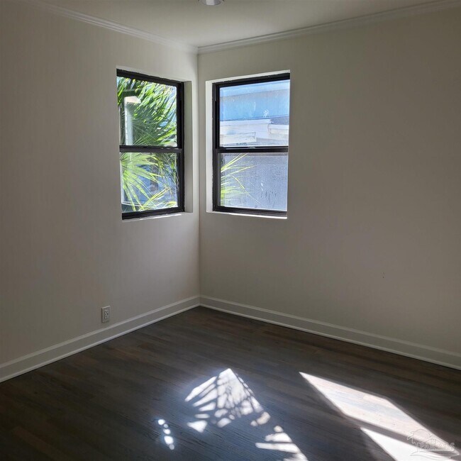 Building Photo - 1301 W Lee St