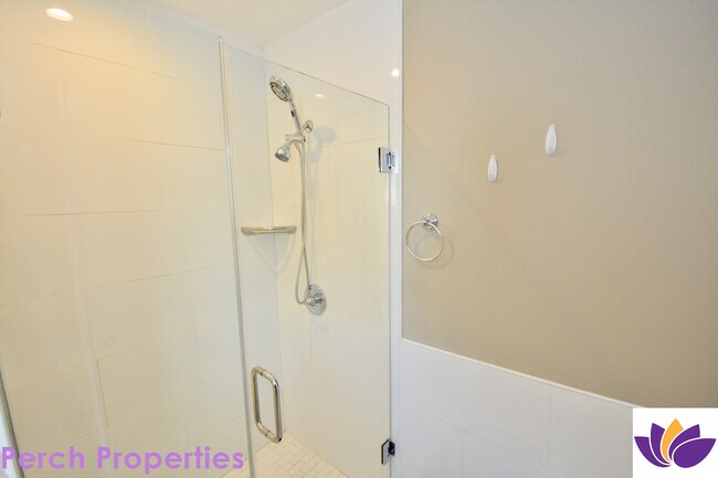 Building Photo - 5955 Hillview Park Ave