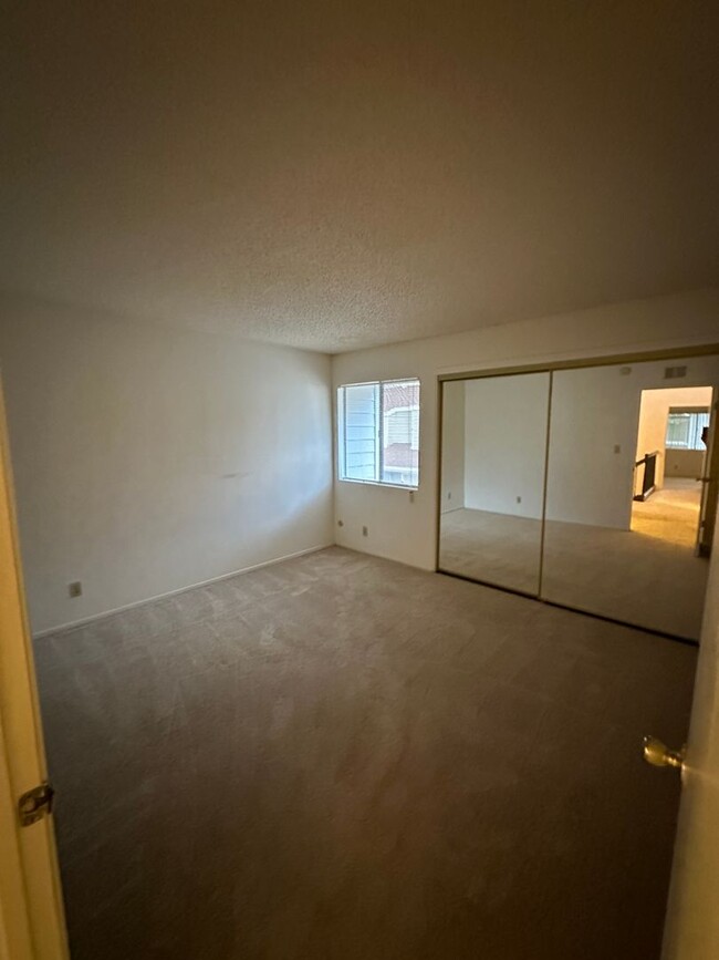 Building Photo - Spacious 2 Story Townhome - 3 Bedrooms, 2 ...