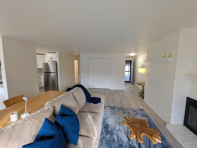 Building Photo - 425 Manhattan Dr