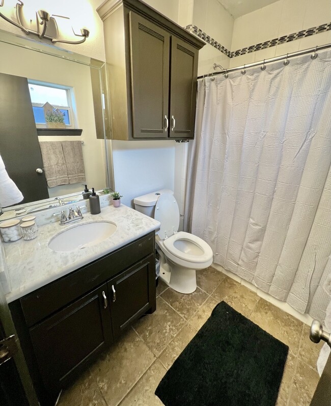 Master bathroom. - 801 E Daffodil