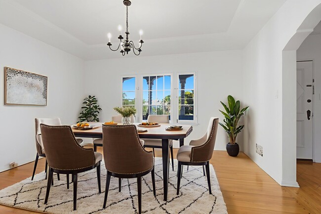 Building Photo - 307 S Doheny Dr