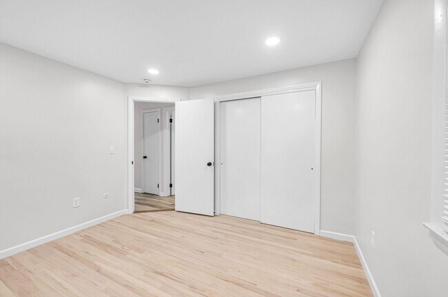 Building Photo - 557 Maple Rd
