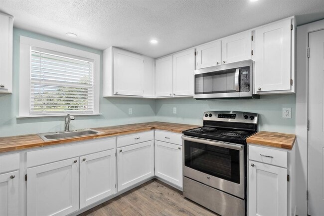 Building Photo - 248 Post Oak Ln