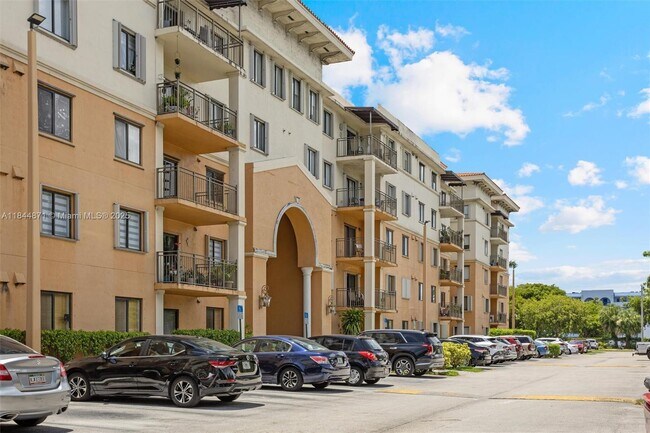 Building Photo - 9340 Fontainebleau Blvd