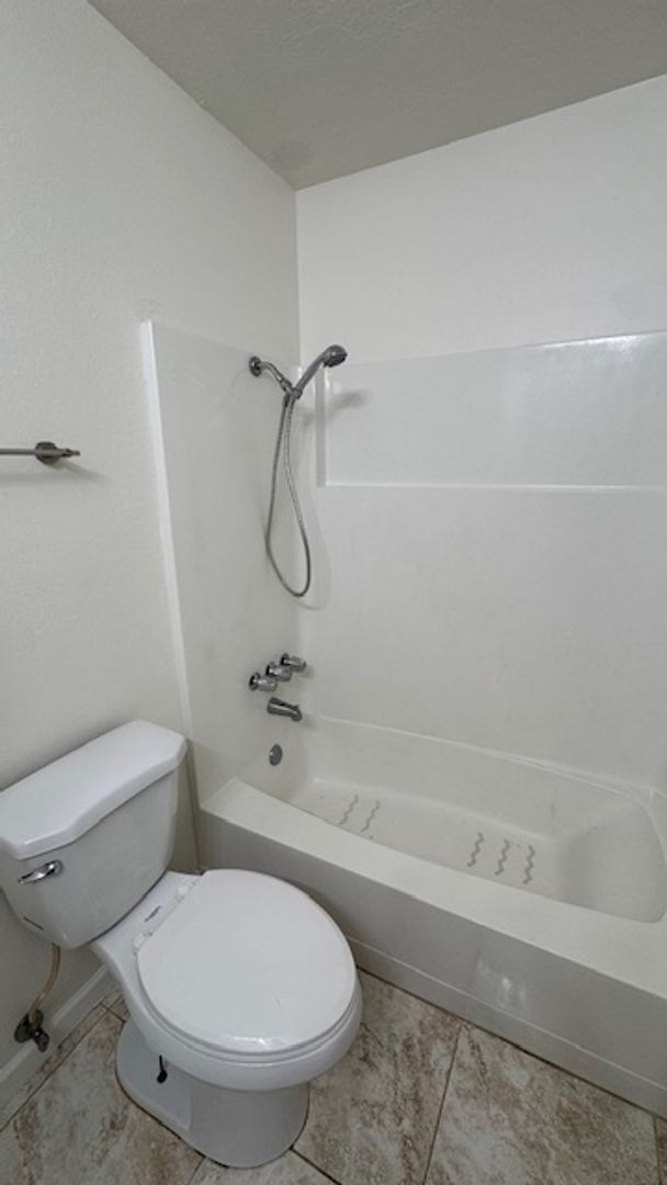 Building Photo - LONG TERM! 3 Bedroom 3 Bath Pool Home!