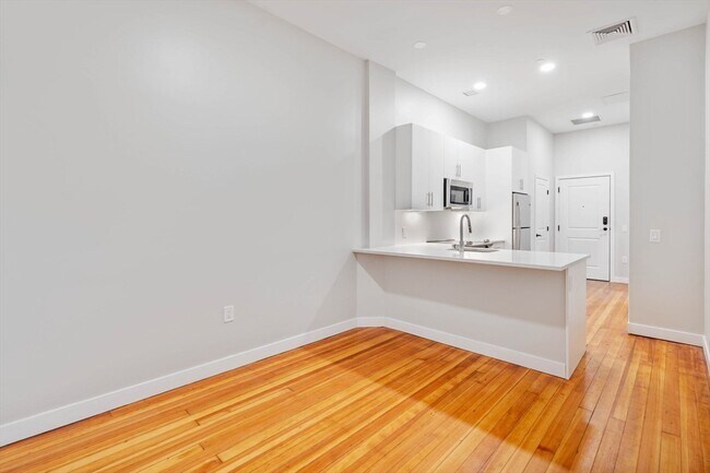 Building Photo - 163 Chestnut St