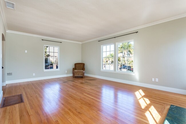 Building Photo - Charming Home in Kensington