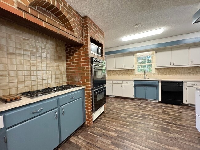 Building Photo - 3640 Walnut St