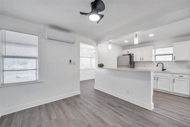 Building Photo - Gorgeous 2 bedroom 1 bath apartment