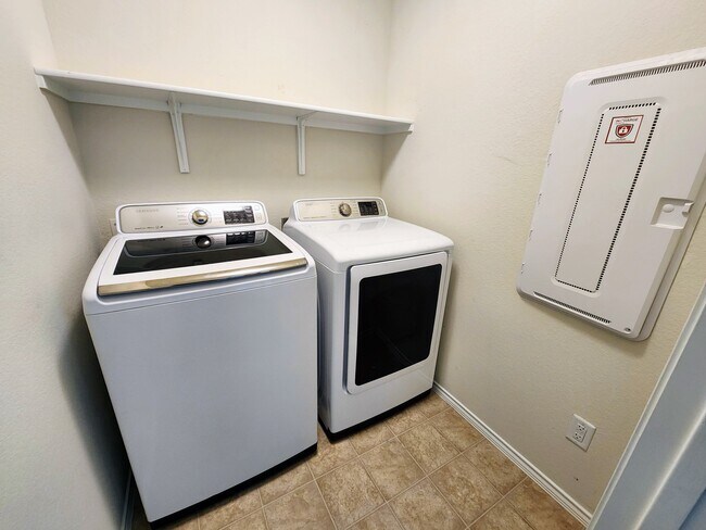 Building Photo - 600 Saturnia Dr