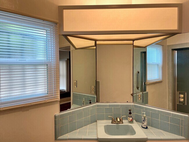 Building Photo - Large 3 Bedroom 2 Bath Home