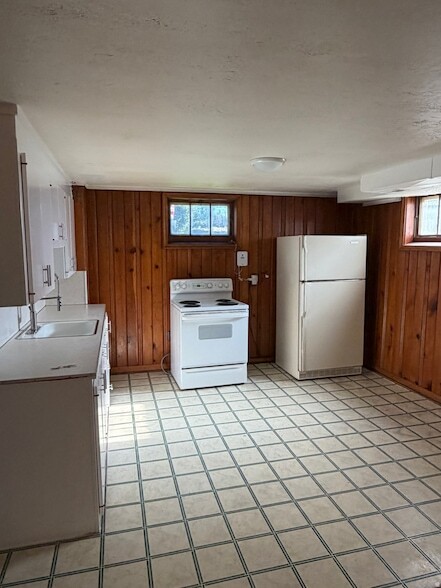 Building Photo - 3546 S Van Buren Ave