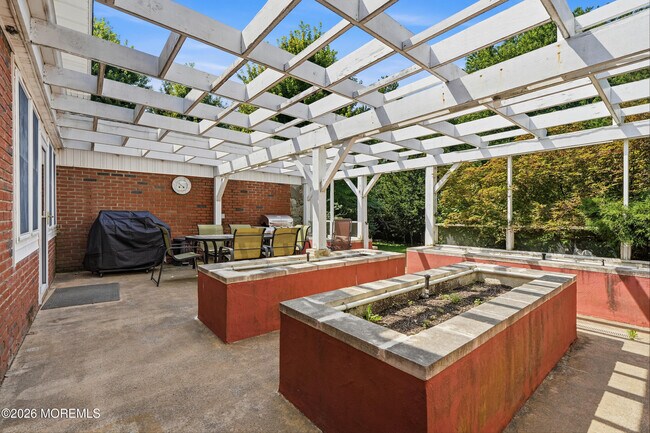 Building Photo - 470 Monmouth Pl
