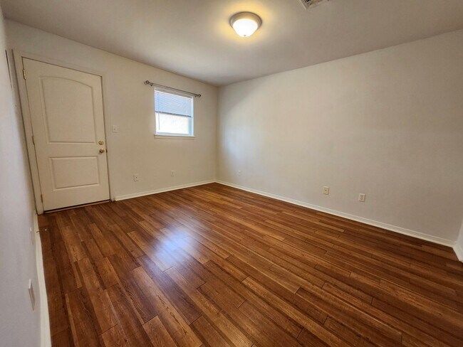 Building Photo - 900-902 West 16th St.