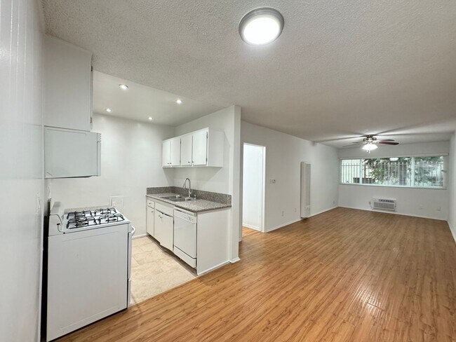 Interior Photo - 14220 Burbank Blvd