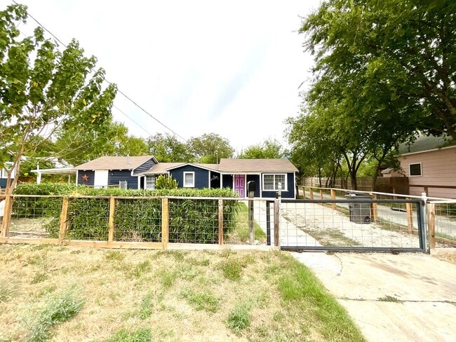 Building Photo - Spacious 2-Bedroom Home Steps from Restaur...