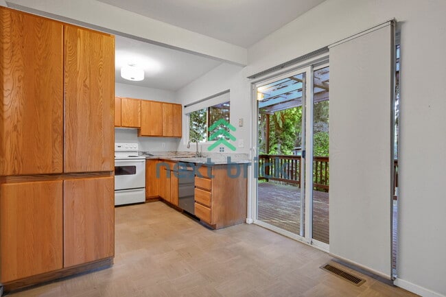 Building Photo - Welcome to this beautifully located 4-bedroom, 2-bath