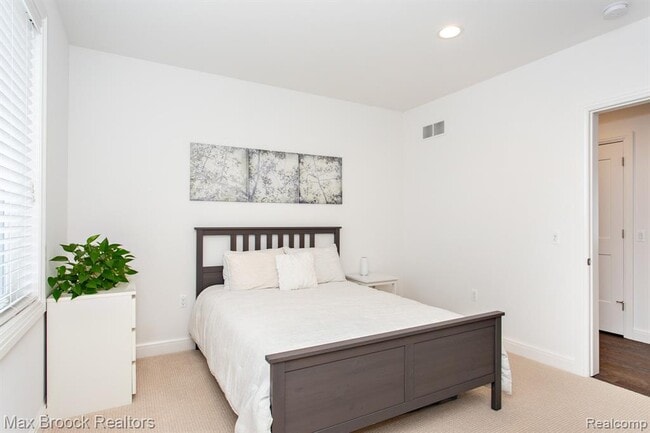 Building Photo - 25925 York Rd