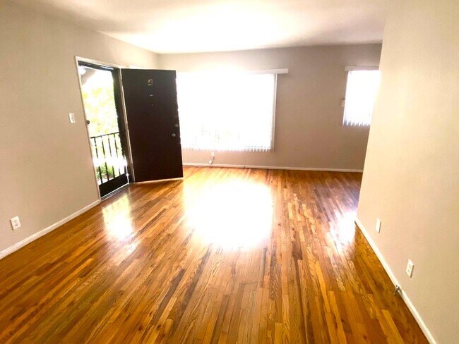 Living room - 556 Kings N Rd