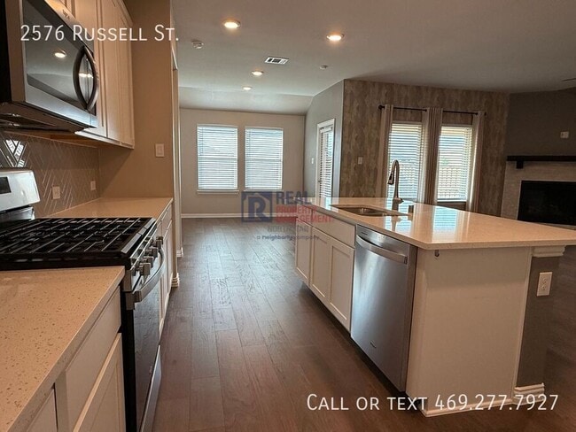 Building Photo - 2576 Russell St