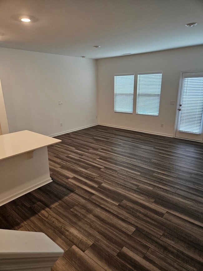 Building Photo - 868 Pilot St