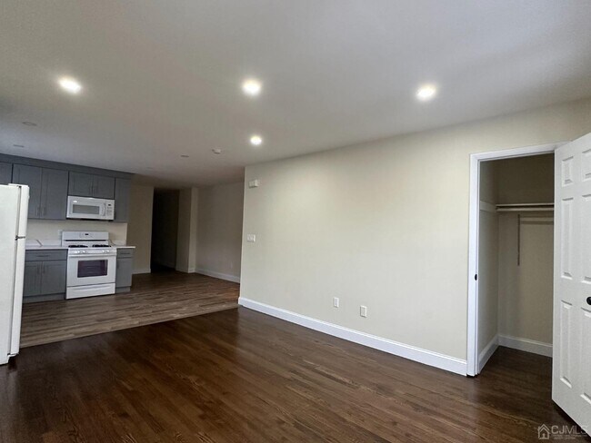 Building Photo - 145 Main St