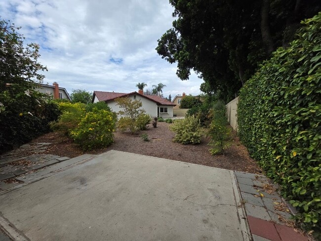 Building Photo - SPACIOUS 4BD/2BA WITH GARAGE, LAUNDRY AND ...