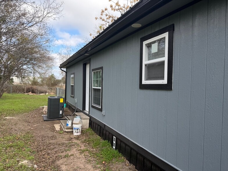 Building Photo - 806 S Rusk Ave