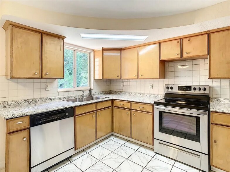 Building Photo - 4239 Ridgefield Ave