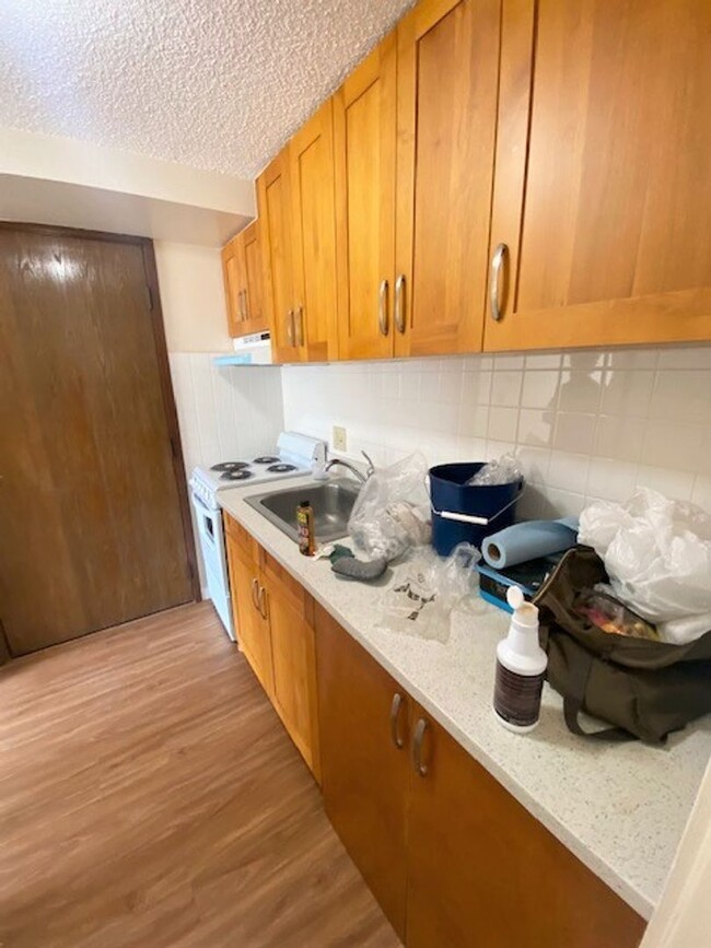 Building Photo - Renovated studio unit at the Five Regents