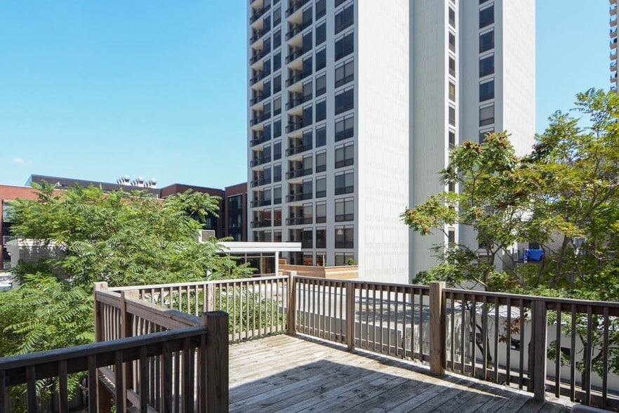 Building Photo - 218 W Division St