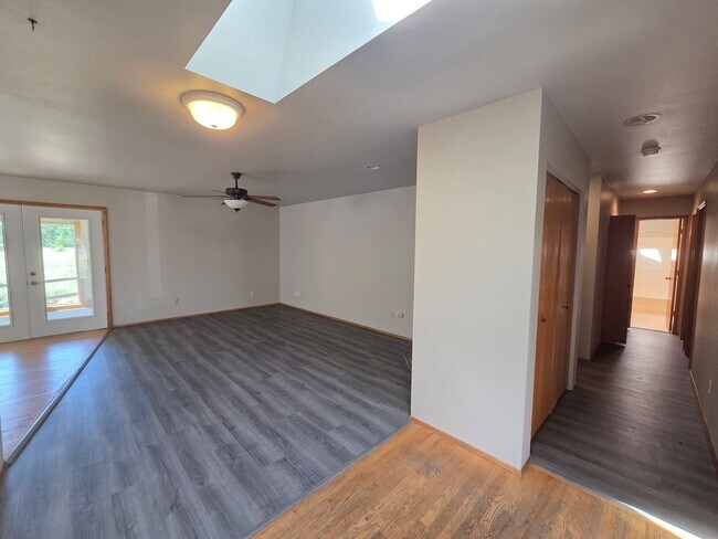 Building Photo - Port Ludlow Farmhouse for Rent, Freshly Updated and Available Now!