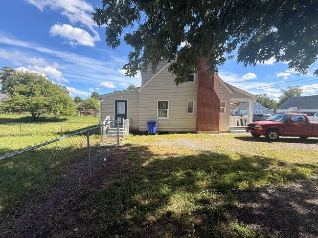 Building Photo - Christiansburg, 3 BR / 1.5 BA, Available for rent