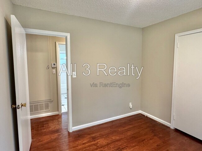 Building Photo - 1149 Beth Manor Dr