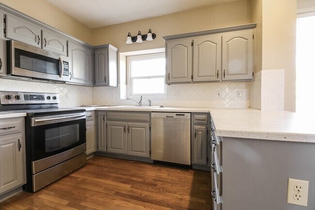 Building Photo - Spacious 4 Bedroom Home