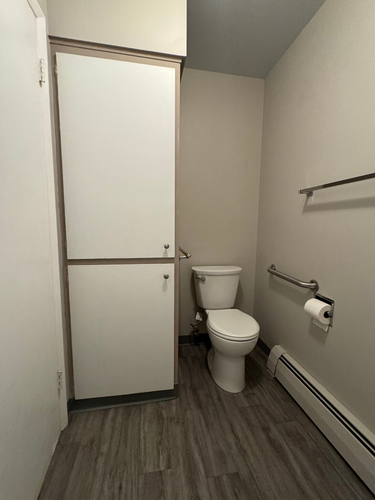 Bathroom - 2921 E 32nd Ave