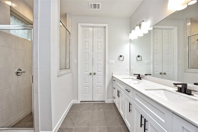 Building Photo - 909 Del Raphael Dr