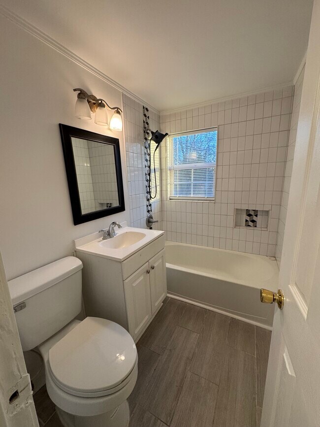 Building Photo - 515 Chapel St