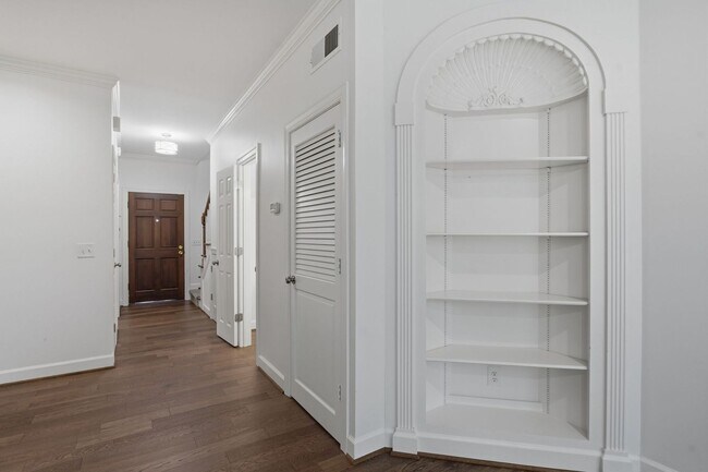 Building Photo - Charming Townhouse in Green Hills