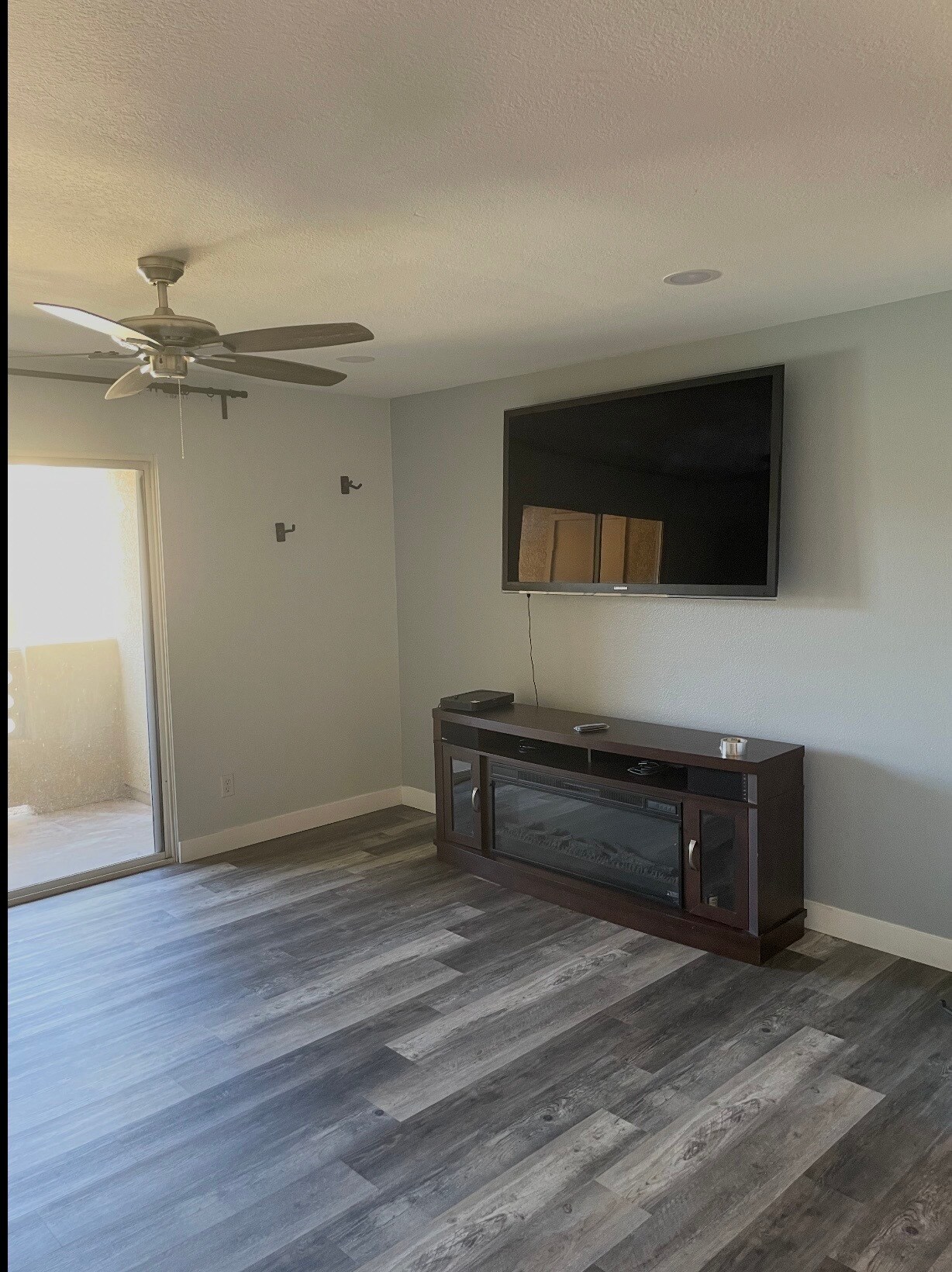 Building Photo - 1880 E Morten Ave