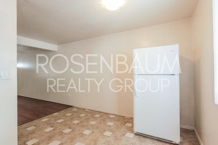 Building Photo - 455 W Kelso St