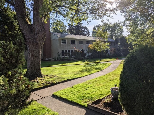 Building Photo - Beautiful 2 bedroom Townhome