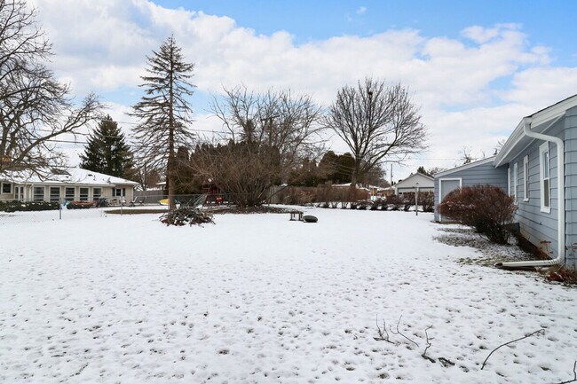 Building Photo - 3964 Grandview Ave