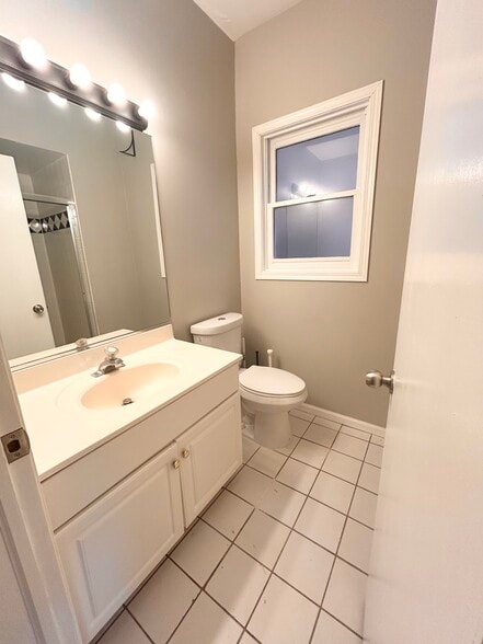 Building Photo - 842 N Wood St