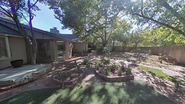 Building Photo - 709 NW Heinzwood Cir